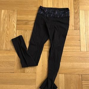 Skinny groove lululemon leggings with geographic waistband. Retired style!